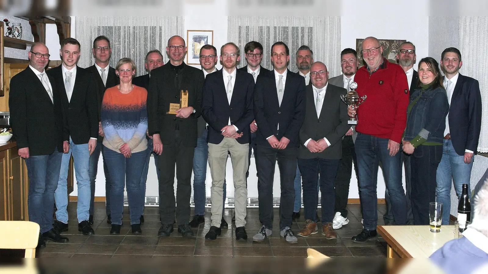 Das Foto zeigt den Vorstand der St. Jakobus Schützenbruderschaft Jakobsberg mit Präses Pfarrer Schäffer, den neuen Vereinsmitgliedern Anja Disse und Inga Fischer sowie dem Gewinner der Vereinsmeisterschaften Josef Hartmann. (Foto: Schützenbruderschaft St. Jakobus / privat)