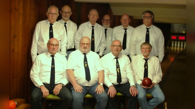 50 Jahre Kleine Jung´s (vorne von links): Franz Döring, Hans-Josef Geilhorn (Häuptling), Heiner Klima, es fehlt Helmut Michels, Hans-Georg Attelmann, (hinten von links): Friedhelm Moers, Rüdiger Müller, Albert Pieper, Friedhelm Giefers, Werner Schauf, Normen Richter. (Foto: privat)