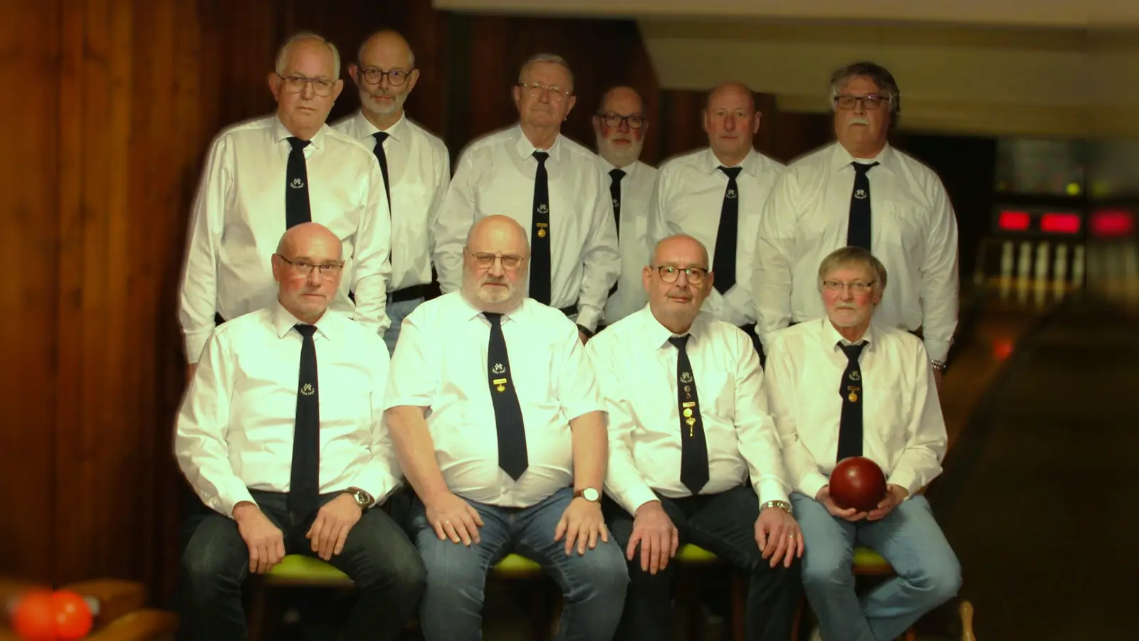 50 Jahre Kleine Jung´s (vorne von links): Franz Döring, Hans-Josef Geilhorn (Häuptling), Heiner Klima, es fehlt Helmut Michels, Hans-Georg Attelmann, (hinten von links): Friedhelm Moers, Rüdiger Müller, Albert Pieper, Friedhelm Giefers, Werner Schauf, Normen Richter. (Foto: privat)