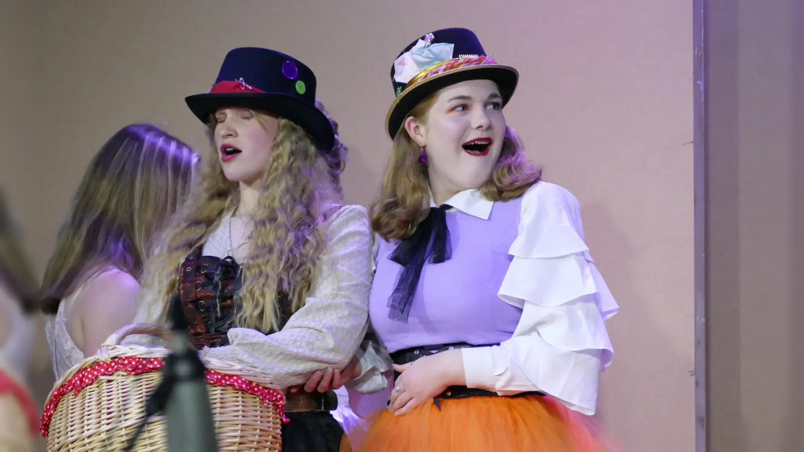 Großes, schauspielerisches Talent zeigten auch Lisa-Marie Spier und Charlize Baker als Hutmacherinnen. (Foto: privat)