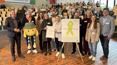 Sie gaben die Impulse beim Fachtag „Psychische Gesundheit bei Kindern und Jugendlichen stärken“ (von links): Landrat Michael Stickeln, Eva Specker (Selbstbehauptungs- und Resilienztrainerin), Sabine Heinemann (Leiterin der Abteilung Gesundheitsvorsorge beim Kreis Höxter), Cornelia Pätzold („Der Paritätische Kreis Höxter“), Benjamin Lang (Sucht- und Verhaltenstherapeut, Suchtberatung Diakonie Paderborn-Höxter e.V.), Luisa Bahl (Psychiatriekoordinatorin Abteilung Gesundheitsvorsorge Kreis Höxter), Prof. Dr. Sven Lindberg (Leiter der „Klinischen Entwicklungspsychologie“ an der Universität Paderborn), Melanie Koßmann (systemische Coachin und Trainerin für Positive Psychologie), Patricia Berost (Schulpsychologin bei der Regionalen Schulberatungsstelle für den Kreis Höxter) und Carsten Schulz (Leiter der Regionalen Schulberatungsstelle für den Kreis Höxter). (Foto: Kreis Höxter)