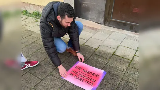 Der Schriftzug „NIE WIEDER – HOLZMINDEN IM MÄRZ 1933“ wurde auf den Boden vor der Eingangstür gesprüht. (Foto: SPD Ortsverein Holzminden)