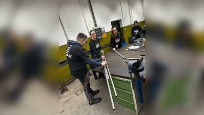 Für den 'Bergfalken' müssen Rohre geschnitten und präpariert werden. (Foto: privat)