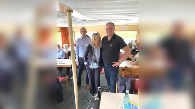 V.l.: Prof. Burkhard Wrenger, Präsident Rotary Höxter, Tatjana Müller, verantwortliche Begleiterin der Weserresidenz Holzminden, Thomas Beineke, Präsident Rotary Holzminden. (Foto: privat)