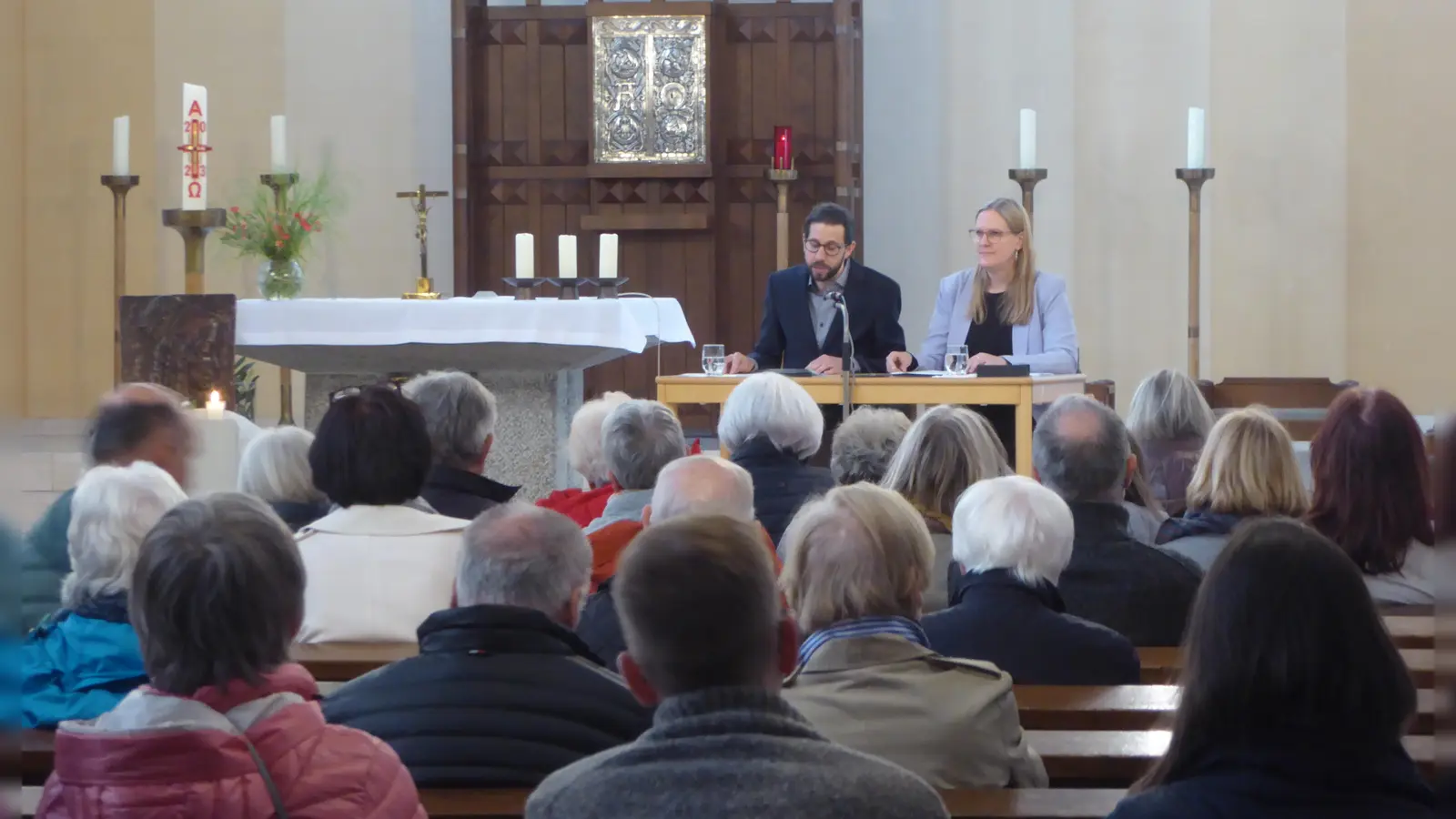 Das Publikum lauschte mit großem Interesse den kurzweiligen Ausführungen von Carsten Meier und den überzeugenden Rezitationen von Miriam Scholz. (Foto: Barbara Siebrecht)