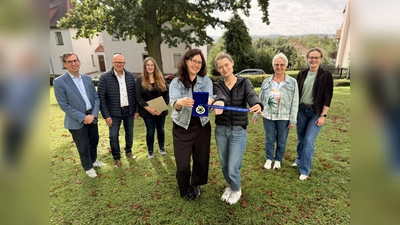 Carolin Schnückel (vorne links, youngcaritas Projektleitung) und Hanna Flotho (vorne rechts, Mitarbeiterin der youngcaritas und Ehrenamtskoordinatorin des SkF) wurden mit dem LokalStars-Award für Ihre Idee der Kleidertausch-Party ausgezeichnet.<br>Bürgermeister Tobias Scherf (hinten, von links), Thorsten Hildebrand (Kommunalmanager Westenergie), Stefanie Hüser-Dierkes (Klimaschutzbeauftragte der Hansestadt Warburg), Edeltraut Gierling-Mayer (Vorstand SkF) und Daniela Dahlmann (Geschäftsführung SkF) gratulierten herzlich. <br> (Foto: Westenergie)