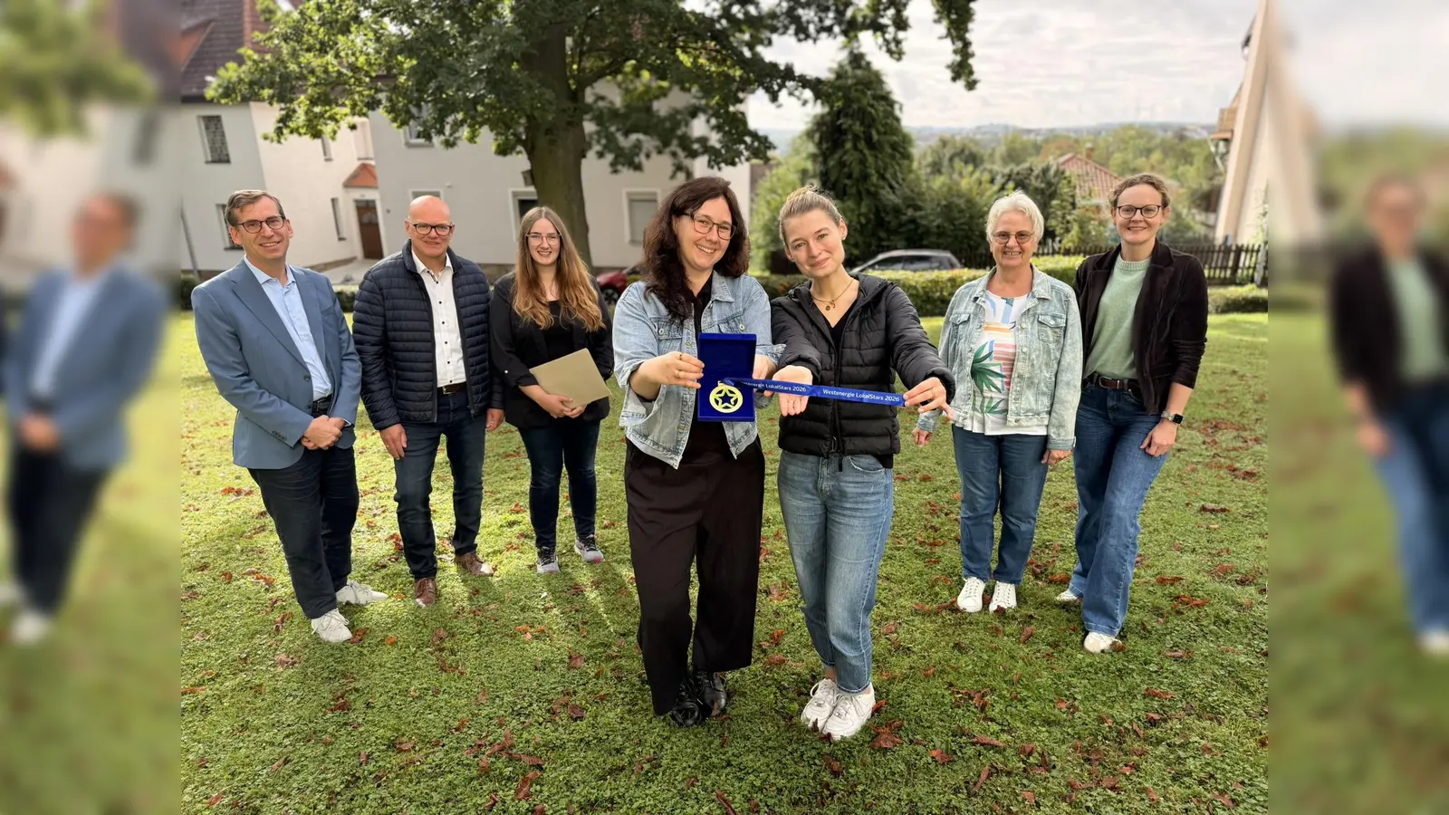 Carolin Schnückel (vorne links, youngcaritas Projektleitung) und Hanna Flotho (vorne rechts, Mitarbeiterin der youngcaritas und Ehrenamtskoordinatorin des SkF) wurden mit dem LokalStars-Award für Ihre Idee der Kleidertausch-Party ausgezeichnet.<br>Bürgermeister Tobias Scherf (hinten, von links), Thorsten Hildebrand (Kommunalmanager Westenergie), Stefanie Hüser-Dierkes (Klimaschutzbeauftragte der Hansestadt Warburg), Edeltraut Gierling-Mayer (Vorstand SkF) und Daniela Dahlmann (Geschäftsführung SkF) gratulierten herzlich. <br> (Foto: Westenergie)