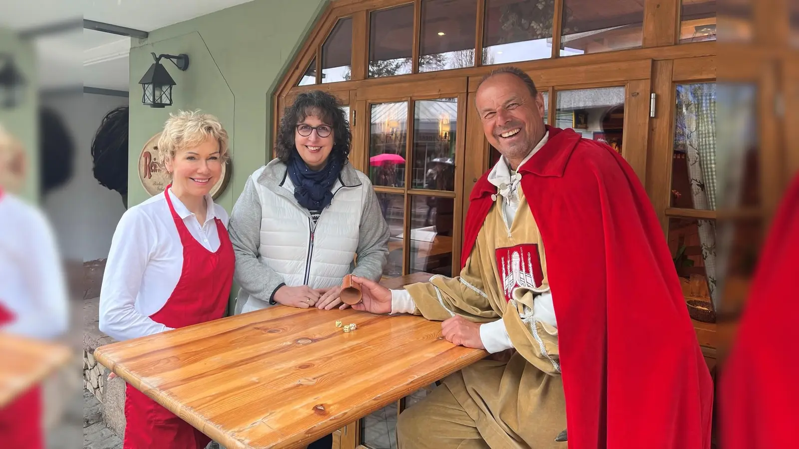 Claus Schubert als Hauptmann der Stadtwache mit Gita Köhler (l.) und Karin Kranz vom Vorstand der Gemeinschaft für Handel und Gewerbe. (Foto: Julia Sürder)