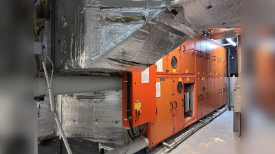 Die Lüftungsanlage ist „Herzstück“ der technischen Anlagen in der Weser-Therme. Der Austausch der Anlage erfordert einen aufwendigen Abbau der alten Lüftung, die in Einzelteilen abtransportiert wird. Danach erfolgt der Einbau der neuen Lüftungsanlage. (Foto: privat)