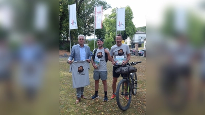 Vor dem Stadthaus am Petritor wurde Sole-Bergers (Mitte) von Stefan Fellmann (links), allgemeiner Vertreter von Bürgermeister Daniel Hartmann, herzlich empfangen. Auf der Strecke nach Höxter wurde der Spendenläufer von einem Vertreter der Lebenshilfe Paderborn begleitet. (Foto: Stadt Höxter)