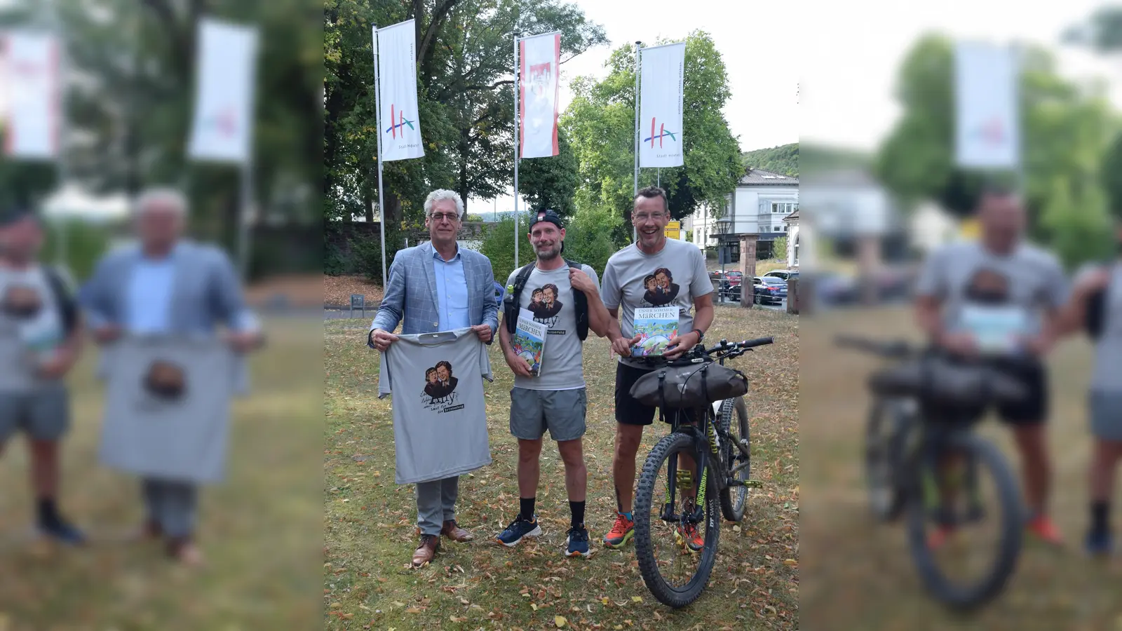 Vor dem Stadthaus am Petritor wurde Sole-Bergers (Mitte) von Stefan Fellmann (links), allgemeiner Vertreter von Bürgermeister Daniel Hartmann, herzlich empfangen. Auf der Strecke nach Höxter wurde der Spendenläufer von einem Vertreter der Lebenshilfe Paderborn begleitet. (Foto: Stadt Höxter)