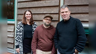 Regisseur Stephan Rumphorst (rechts), Autor Kristo Šagor (mitte) und Spielleitung Kirstin Hünnefeld. (Foto: Freilichtbühne Bökendorf e.V.)