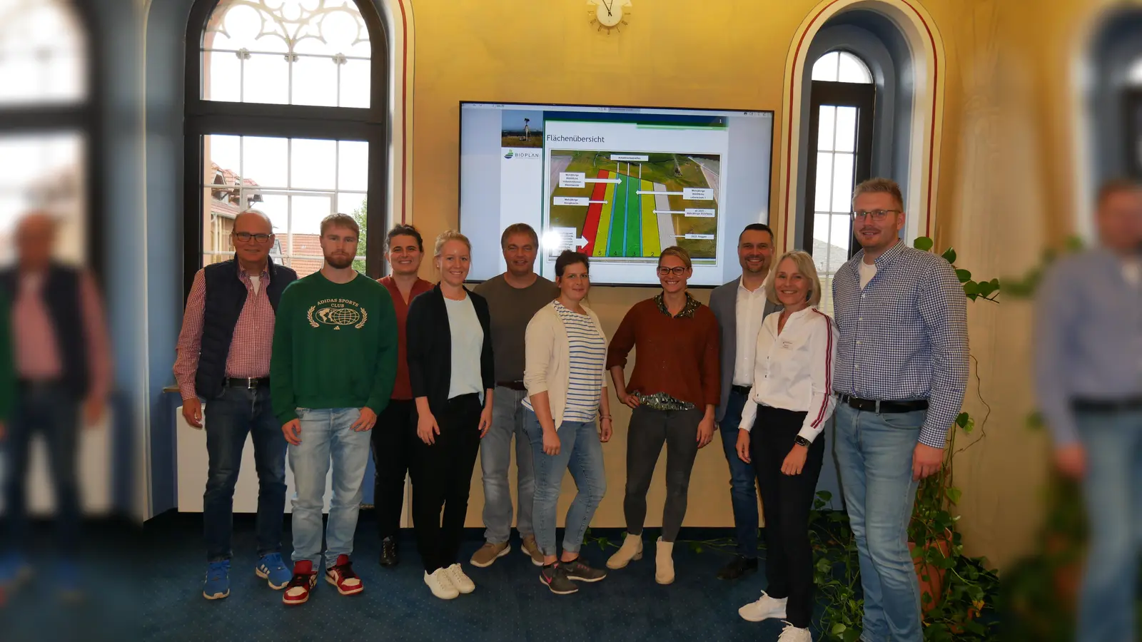 Jürgen Düster (Landkreis Kassel), Alexander Hering (Praktikant), Manuela Greipel (Naturpark Reinhardswald), Elena Meier (Büo Bioplan), Timo Hofmeyer (Landwirt), Franziska Stallknecht (Ortsvorsteherin Kelze), Dr. Julia Rosa-Schleich (Artenschutzbeauftragte), Torben Busse (Bürgermeister), Claudia Friedrich (Stadtbauamt) und Rene Ritter (Regionaler Bauernverband). (Foto: Stadt Hofgeismar)