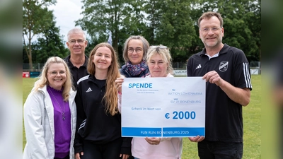 Bei der Spendenübergabe (v.l.): Ines Tewes, Elmar Müller, Maria Schwiddessen, Susanne Müller, „Löwenmama” Susanne Saage und Henning Schümann. (Foto: privat)
