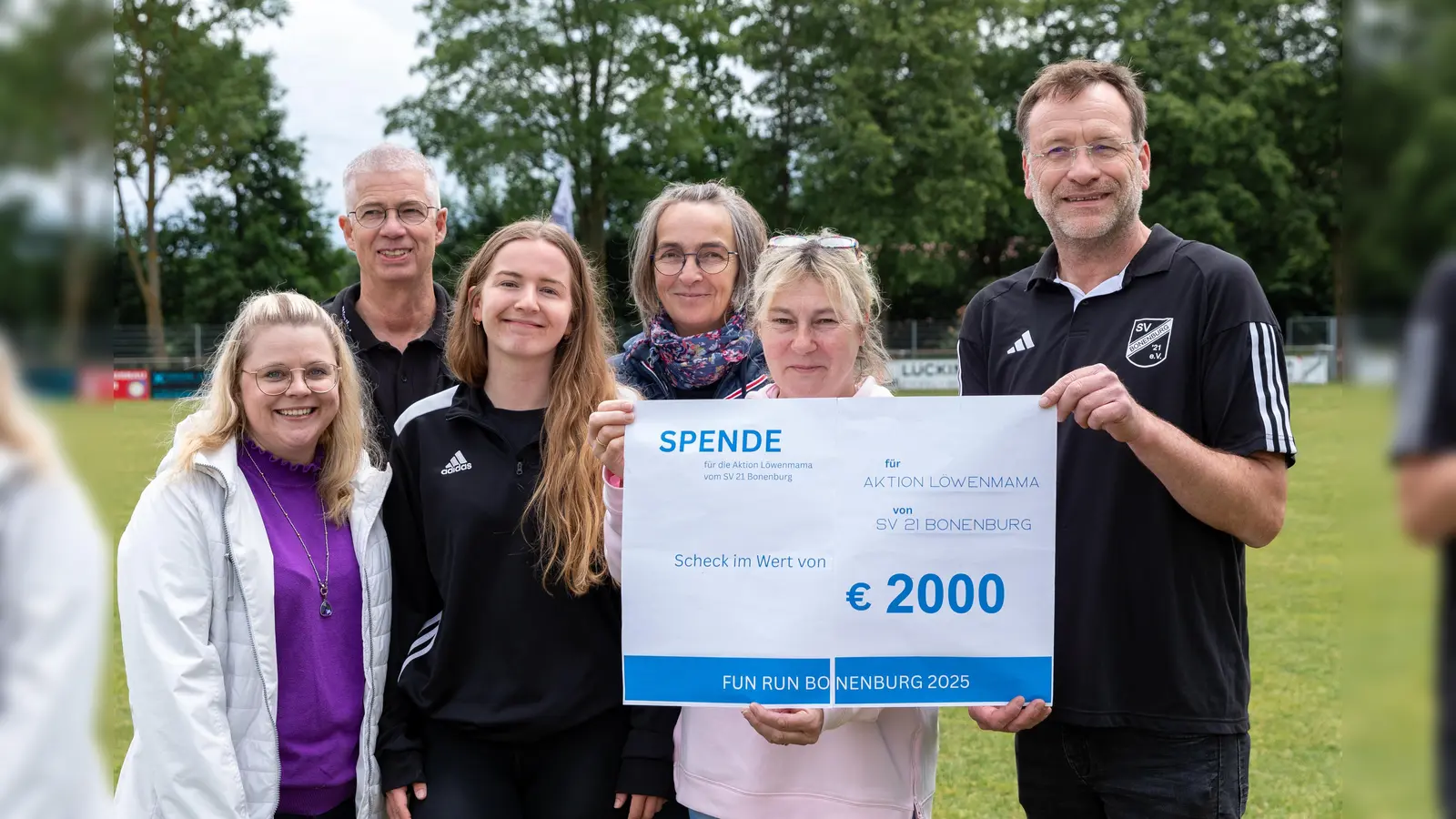 Bei der Spendenübergabe (v.l.): Ines Tewes, Elmar Müller, Maria Schwiddessen, Susanne Müller, „Löwenmama” Susanne Saage und Henning Schümann. (Foto: privat)