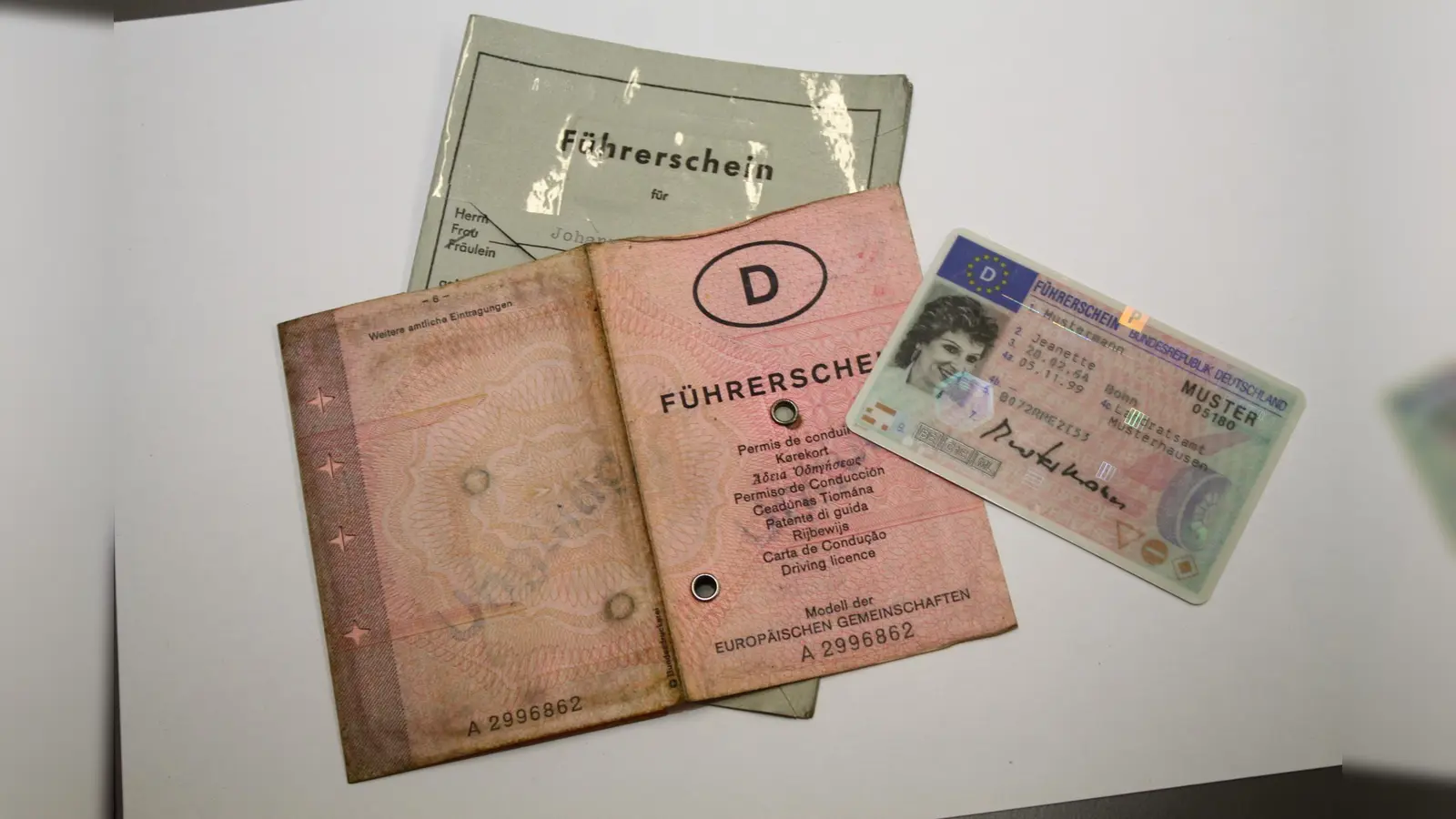 Der Stichtag für den Umtausch der Papierführerscheine in einen neuen EU-Führerschein naht: Personen, die zwischen 1965 und 1970 geboren sind, haben für den fristgerechten Umtausch nur noch bis zum 19. Januar 2024 Zeit. (Foto: Kreis Höxter)