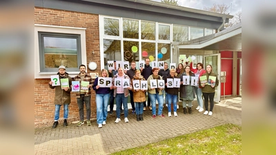Mit einer Schweigeminute haben Eltern, Kita-Leitung und Mitarbeitende sowie Vertreterinnen und Vertreter aus Kirchenvorstand, Jugendtreff, Gemeindeverwaltung und Elternbeirat gegen den KiBiz-Gesetzentwurf der Landesregierung protestiert. (Foto: privat)