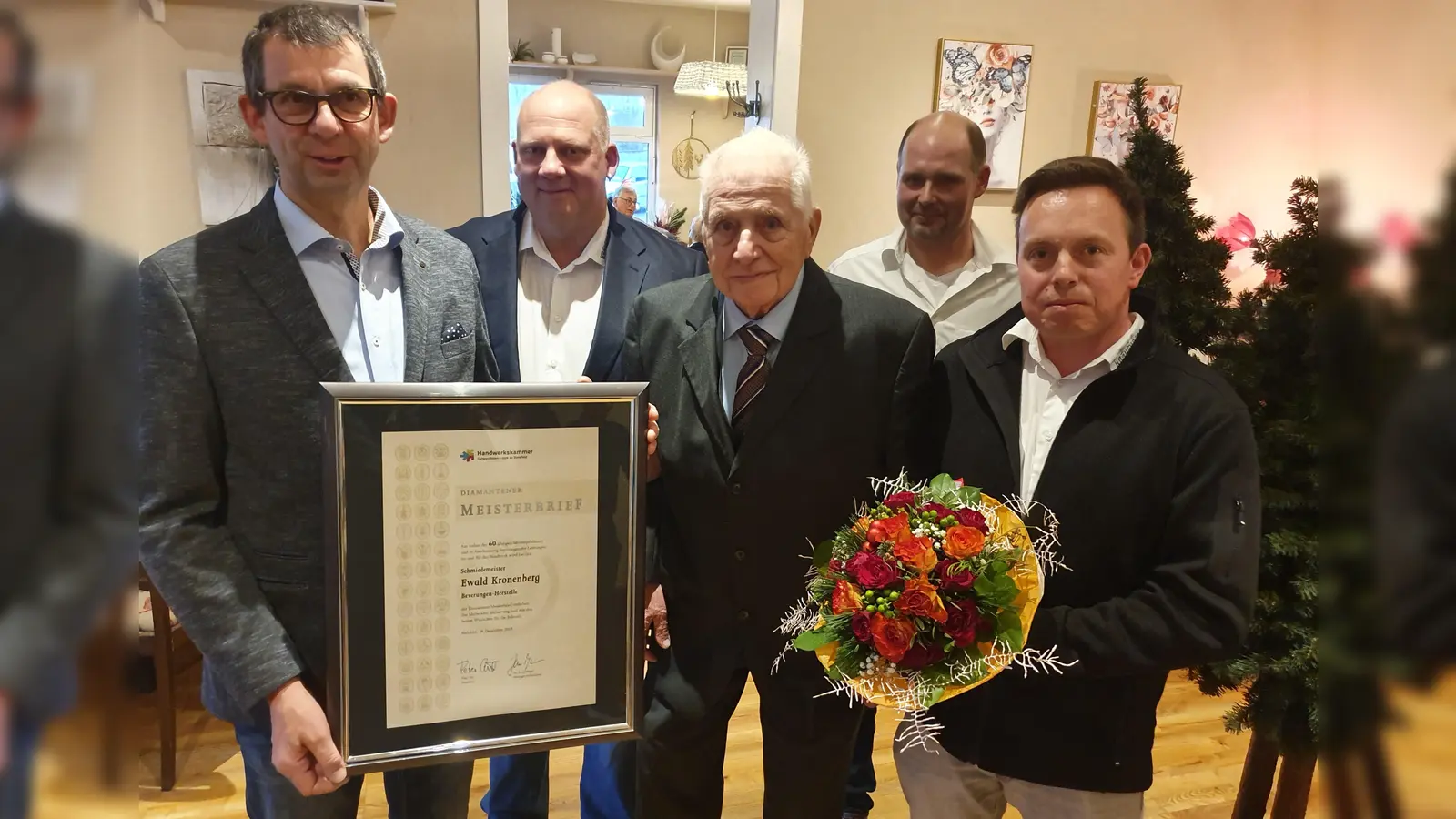 Obermeister Rainer Wöstefeld überreichte die Urkunde zum Diamantenen Meisterbrief. Firmennachfolger Christian Frewer (rechts) hatte zur Feierstunde eingeladen und gehörte mit seinen Mitarbeitern (hinten) Heinz Jürgen Schüttemeyer und Markus Rudolff zu den ersten Gratulanten.  (Foto: Barbara Siebrecht)