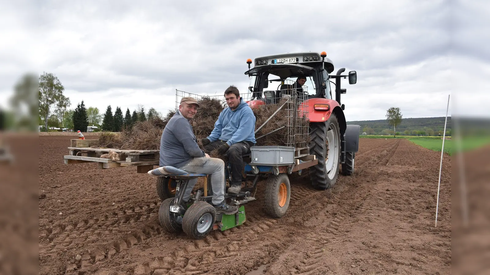 Erfinderisches Trio: Gerhard, Jendrik und Hannes Hollmeier aus Blomberg haben extra mehrere Maschinen gebaut, um das Gartenschau-Lavendelfeld „umziehen“ zu können. Ein umfunktionierter Grubber dient als Pflanzgerät. (Foto: Huxarium Gartenpark Höxter)