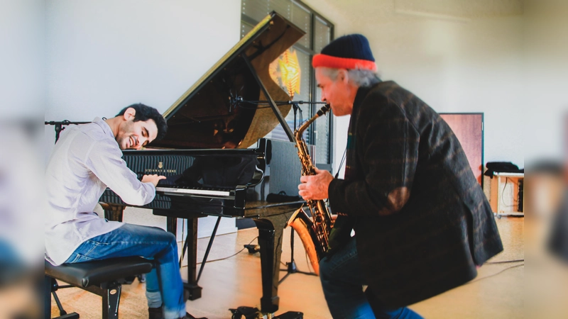 Zusammen nehmen Aeham Ahmad und Steve Schofield das Publikum mit auf eine klangvolle Reise von Syrien bis Australien. (Foto: ©  Frank Mumberg)