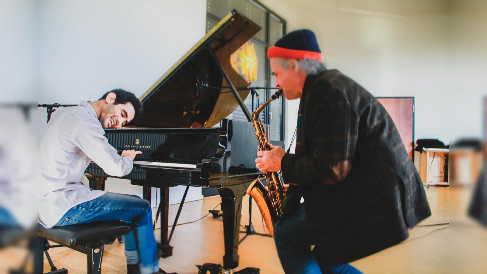 Zusammen nehmen Aeham Ahmad und Steve Schofield das Publikum mit auf eine klangvolle Reise von Syrien bis Australien. (Foto: ©  Frank Mumberg)