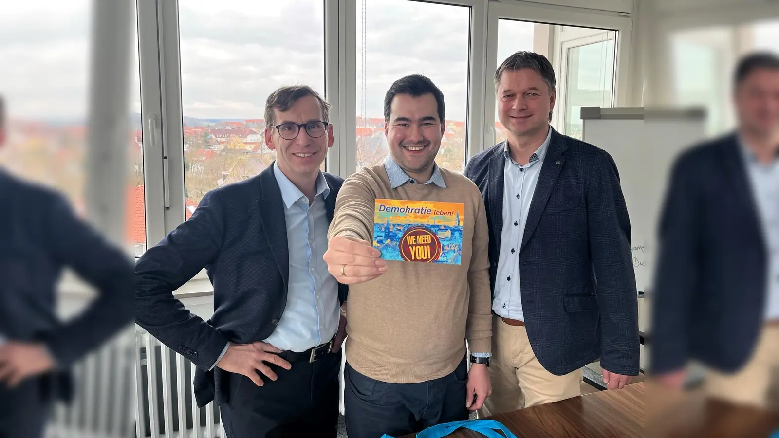 Projektkoordinator Dr. Alexander Akel (Mitte) mit Bürgermeister Tobias Scherf (l.) und Schulamtsleiter Olaf Krane. (Foto: Julia Sürder)