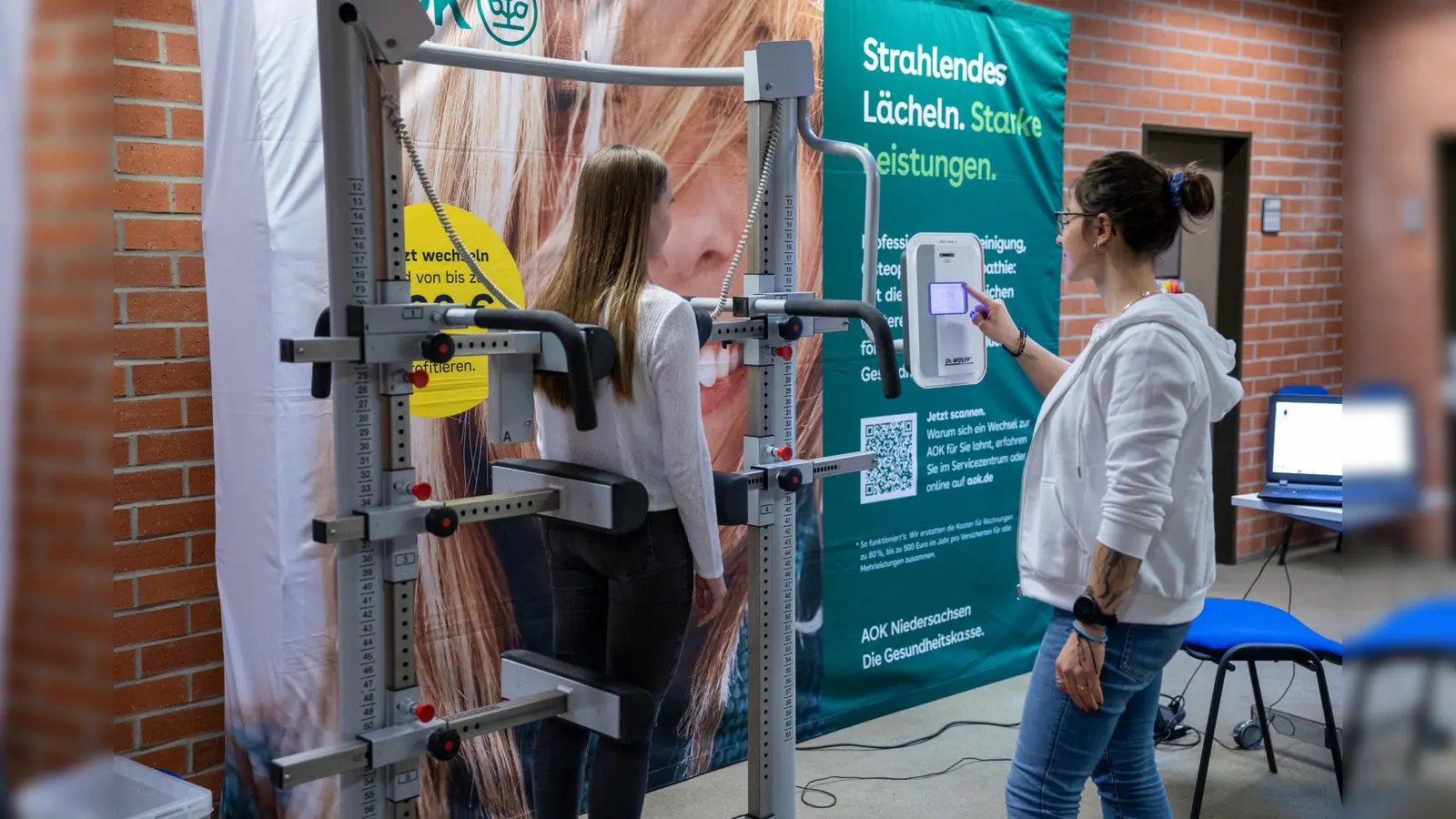 Auch ein spezielles Messgerät der AOK für Rücken- und Bauchmuskulatur kam am Tag der Gesundheit zum Einsatz. (Foto: Landkreis Holzminden)