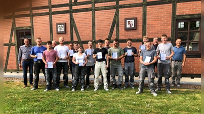 Die erfolgreichen Prüflinge zusammen mit dem Prüfungsausschuss und dem Obermeister Felix Dreier (links), Berufsschullehrer Eilhard Börning (4. von links), Prüfungsausschuss Luca Leli (6. von rechts), Prüfungsausschussvorsitzenden Rudolf Büker (3. von rechts) und Ausbilder Friedhelm Bröker (rechts). (Foto: privat)