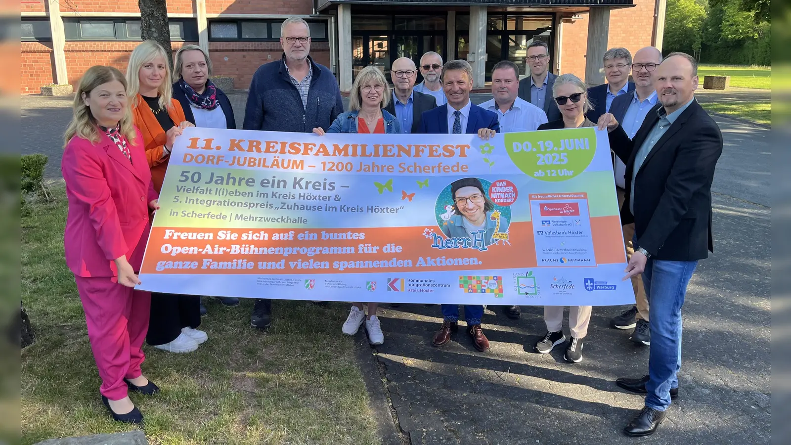 Organisatoren, Unterstützer und Sponsoren (v.l.): Filiz Elüstü (Teamleiterin Kommunales Integrationszentrum beim Kreis Höxter), Sarah Mönnekes (Kommunales Integrationszentrum Kreis Höxter), Sabine Maas (Zukunftswerkstatt Scherfede), Johannes Thonemann (Ortsvorsteher und Bezirksausschussvorsitzender Scherfede), Petra Hoppe (Pfarrgemeinderat Scherfede), Ulrich Lüke (Verbundvolksbank OWL), Matthias Wedemeier (Löschzug West Scherfede), Landrat Michael Stickeln, Jens Vogt (Sparkasse Warburg), Andreas Niggemeyer (Erster Beigeordneter der Stadt Warburg), Gabriele Meyer-Simon (WANDURA medical consulting Warburg), Markus Krömeke (Vereinigte Volksbank eG), Stefan Kremin (Geschäftsführer Brauns-Heitmann Warburg und Mitglied des Integrationsbeirats des Kreises Höxter) und Dominic Gehle (Leiter der Abteilung Bildung und Integration des Kreises Höxter). (Foto: Kreis Höxter)