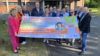 Organisatoren, Unterstützer und Sponsoren (v.l.): Filiz Elüstü (Teamleiterin Kommunales Integrationszentrum beim Kreis Höxter), Sarah Mönnekes (Kommunales Integrationszentrum Kreis Höxter), Sabine Maas (Zukunftswerkstatt Scherfede), Johannes Thonemann (Ortsvorsteher und Bezirksausschussvorsitzender Scherfede), Petra Hoppe (Pfarrgemeinderat Scherfede), Ulrich Lüke (Verbundvolksbank OWL), Matthias Wedemeier (Löschzug West Scherfede), Landrat Michael Stickeln, Jens Vogt (Sparkasse Warburg), Andreas Niggemeyer (Erster Beigeordneter der Stadt Warburg), Gabriele Meyer-Simon (WANDURA medical consulting Warburg), Markus Krömeke (Vereinigte Volksbank eG), Stefan Kremin (Geschäftsführer Brauns-Heitmann Warburg und Mitglied des Integrationsbeirats des Kreises Höxter) und Dominic Gehle (Leiter der Abteilung Bildung und Integration des Kreises Höxter). (Foto: Kreis Höxter)