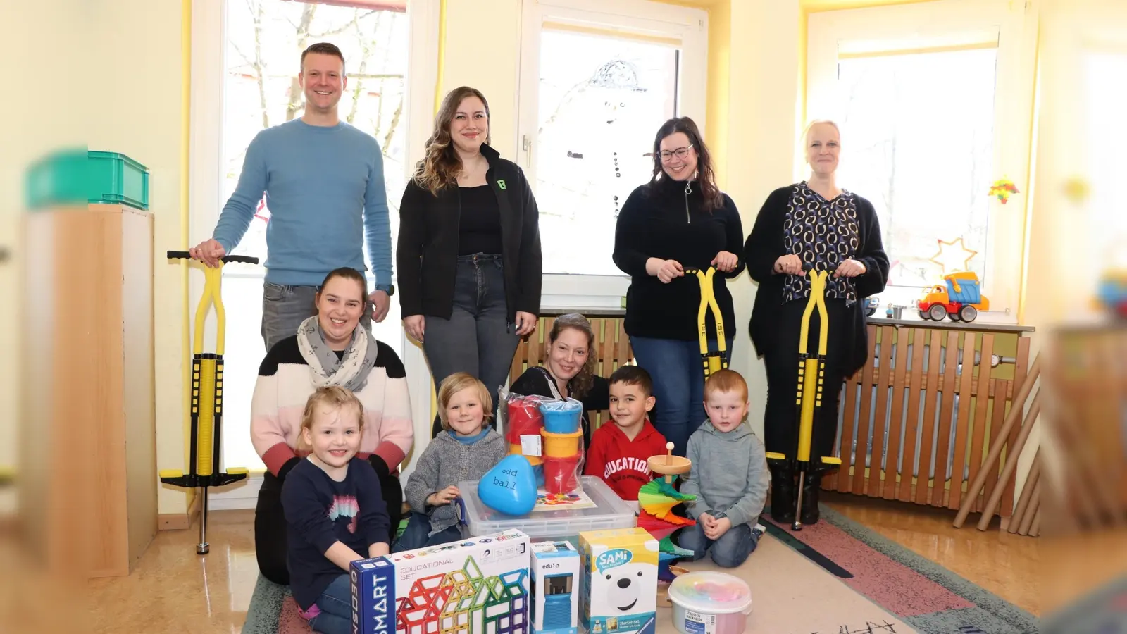 roße Freude löste Luisa Weckesser (2.vl.) Bikeleasing-Service GmbH bei den Kindergartenkindern und (v.l.) Bereichsleiter Tobias Halter, Erzieherin Janina Nolte, Kindergartenleiterin Miriam Hahn, Einrichtungsleiterin Natascha Surace und Verwaltungsmitarbeiterin Nina Dorweiler aus. (Foto: Albert-Schweitzer-Pflegefamilien)
