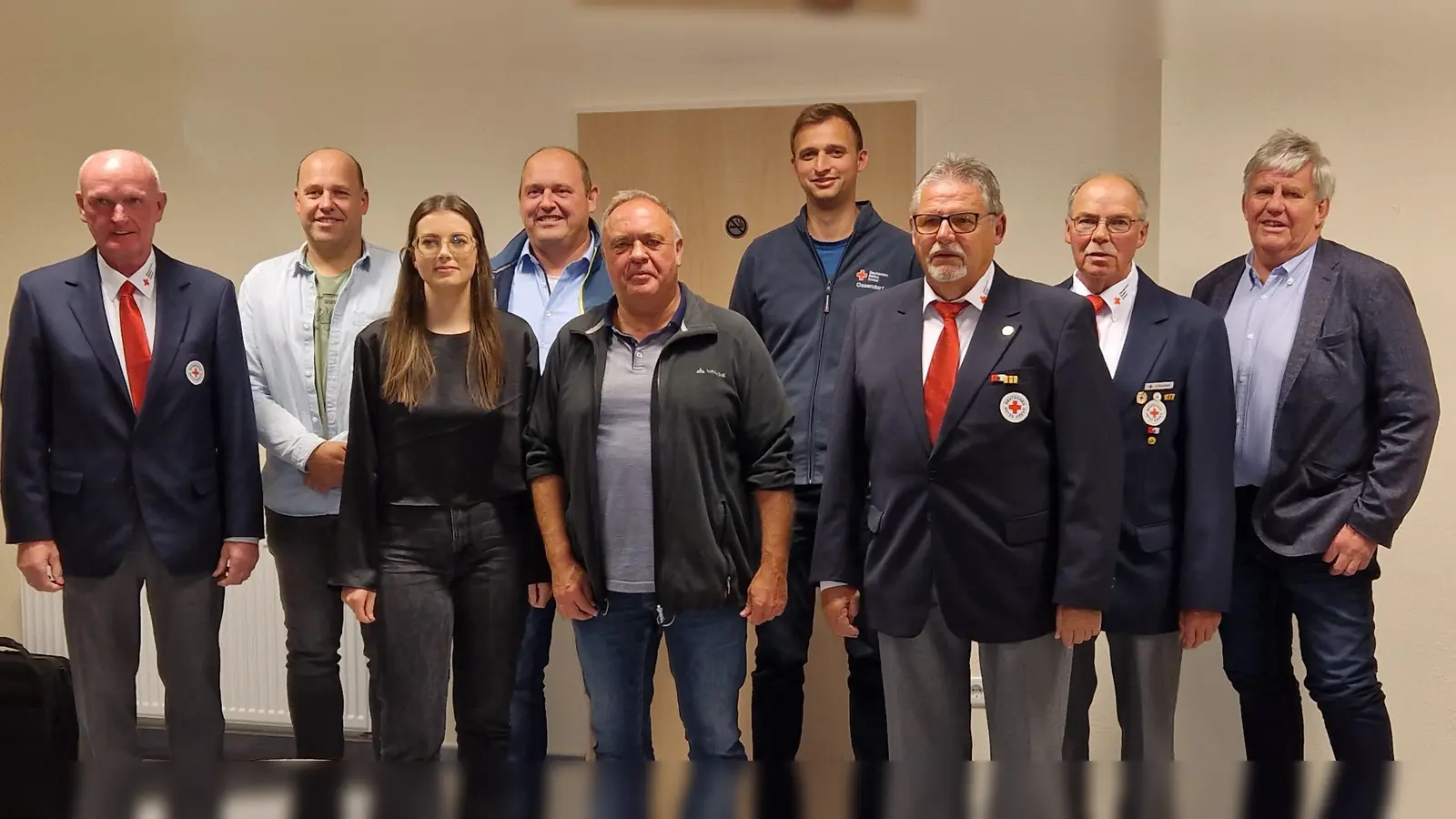 V.l.: Bernhard Peters (2. Vorsitzender), Ansgar Engemann, Franka Zinkhöfer, Marc Engemann, Rainer Hoppe, Marcel Sander, Heinz Marquardt, Franz Bielefeld (1. Vorsitzender) und Günter Kohaupt (1. Vorsitzender DRK Kreisverband). (Foto: privat)