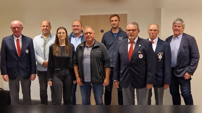 V.l.: Bernhard Peters (2. Vorsitzender), Ansgar Engemann, Franka Zinkhöfer, Marc Engemann, Rainer Hoppe, Marcel Sander, Heinz Marquardt, Franz Bielefeld (1. Vorsitzender) und Günter Kohaupt (1. Vorsitzender DRK Kreisverband). (Foto: privat)