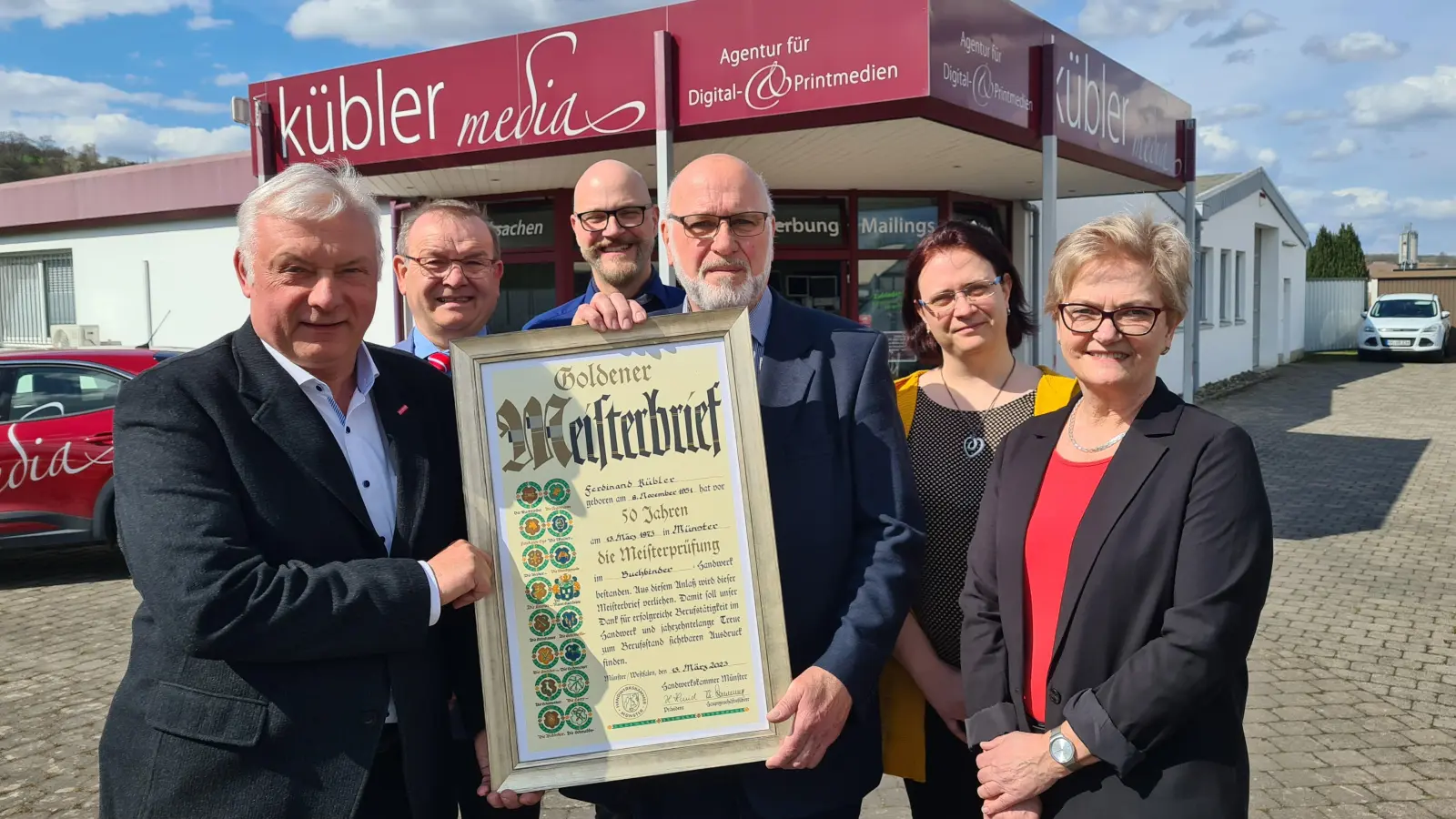 Übergabe des Goldenen Meisterbriefes: (v.l.) Karl-Hermann Reinhardt, Martin Knorrenschild, Sebastian Kübler, Ferdinand Kübler, Katharina Seher und Ilona Kübler.  (Foto: Peter Vössing)