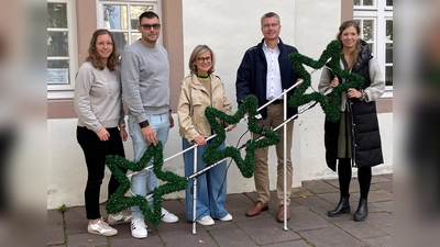 Präsentieren die Weihnachtsbeleuchtung (v.l.): Verena Hoppe und Sören Prokop (Beverungen Marketing e.V.), Mechthild Rose (BZA Beverungen), Frank Hose und Julia Franzmann (BeSte Stadtwerke). (Foto: privat)