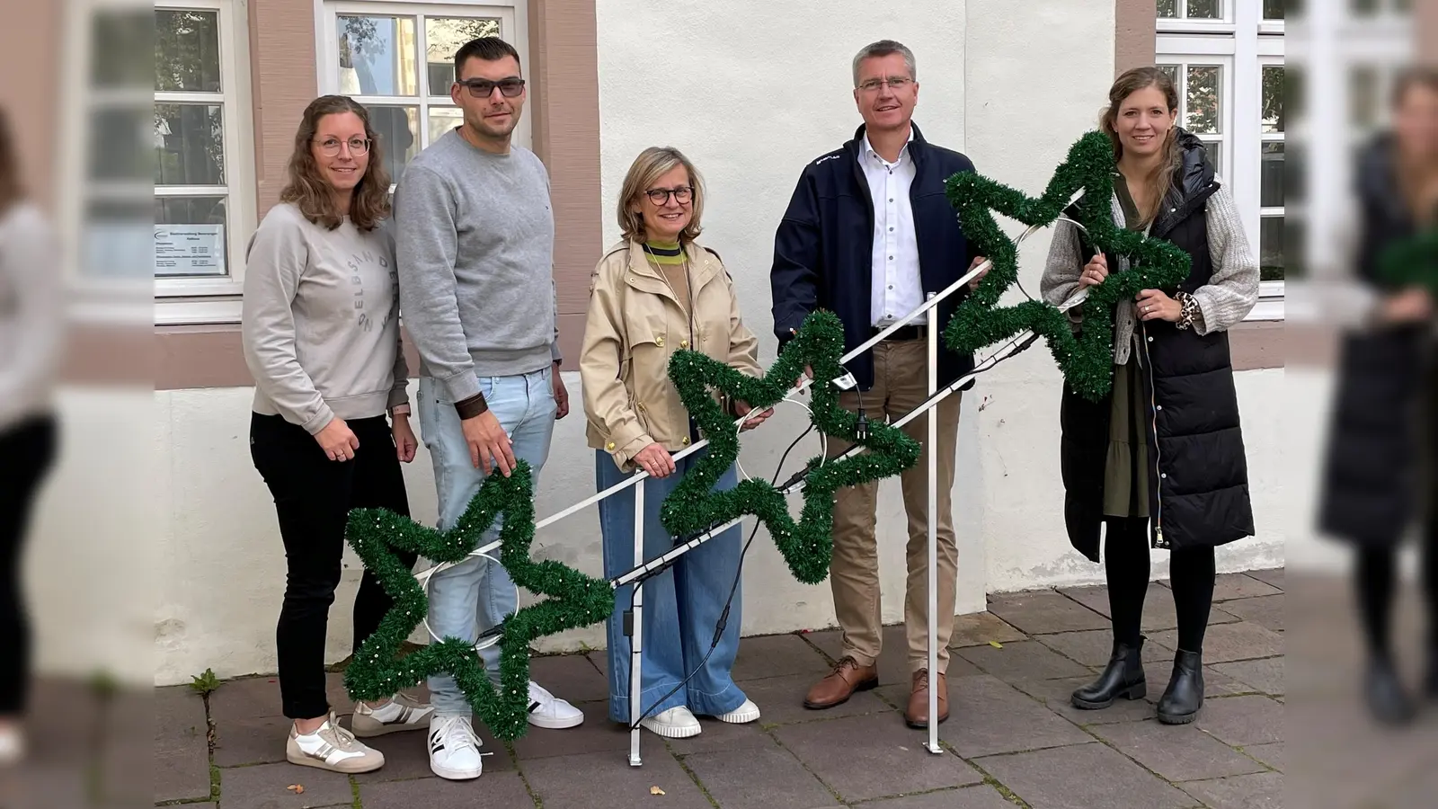 Präsentieren die Weihnachtsbeleuchtung (v.l.): Verena Hoppe und Sören Prokop (Beverungen Marketing e.V.), Mechthild Rose (BZA Beverungen), Frank Hose und Julia Franzmann (BeSte Stadtwerke). (Foto: privat)