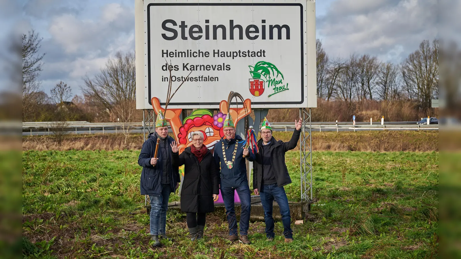Beim Aufstellen des Hauptstadtschildes. (Foto: privat)