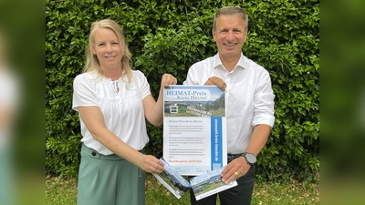 Landrat Michael Stickeln und Katharina Serinelli, Ehrenamtsmanagerin des Kreises Höxter, freuen sich auf zahlreche Bewerbungen. (Foto: Kreis Höxter)