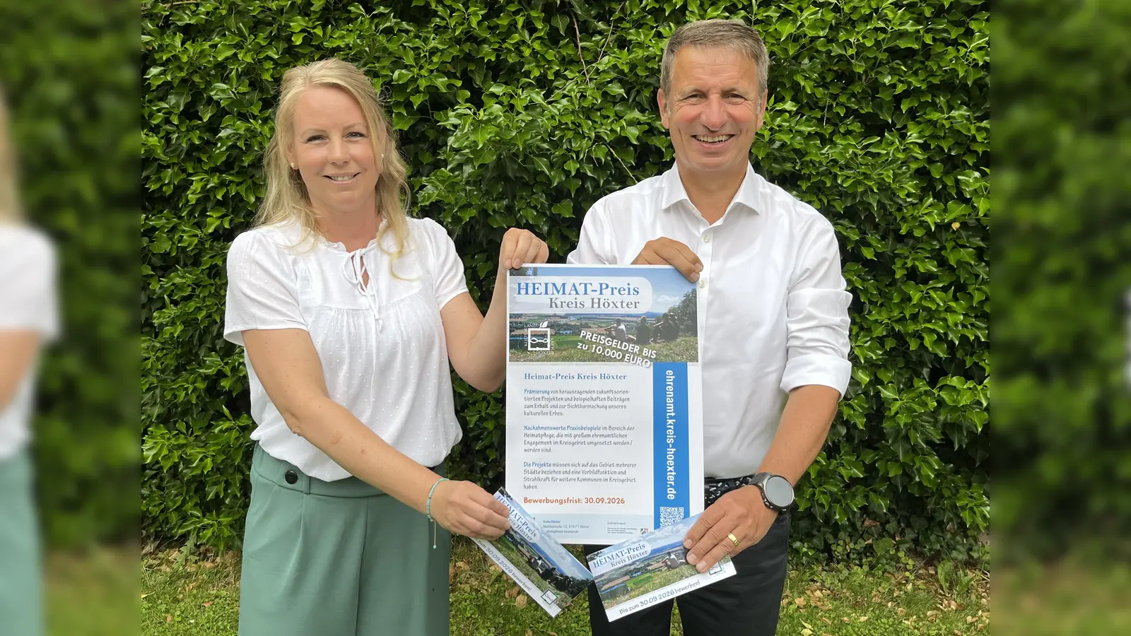 Landrat Michael Stickeln und Katharina Serinelli, Ehrenamtsmanagerin des Kreises Höxter, freuen sich auf zahlreche Bewerbungen. (Foto: Kreis Höxter)