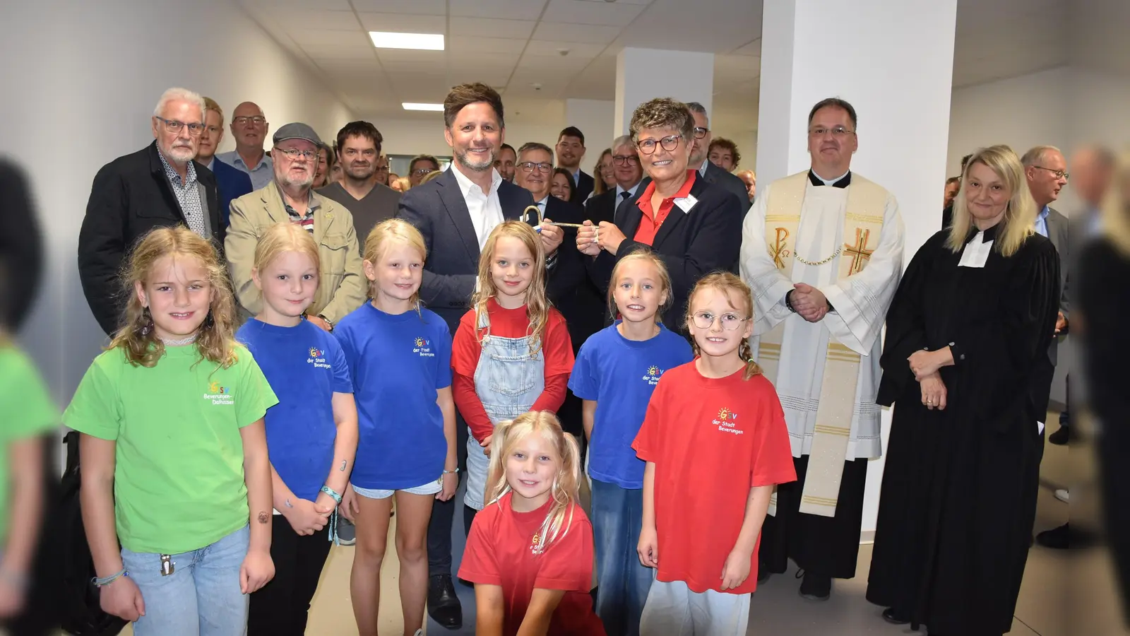 Bürgermeister Tino Wenkel übergab den symbolischen Hausschlüssel an die Schulleiterin Birgit Riepe-Dewender und an die Grundschulkinder im Beisein von Mitgliedern des Stadtrates, der Stadtverwaltung, Vertretern der ausführenden Firmen, Elternvertretern, dem Kollegium und den Mitarbeiterinnen von Projekt Begegnung (Ganztagsbetreuung). Pfarrerin Christiane Zina und Pastor Stefan Massolle segneten Haus und Gemeinschaft. (Foto: Barbara Siebrecht)