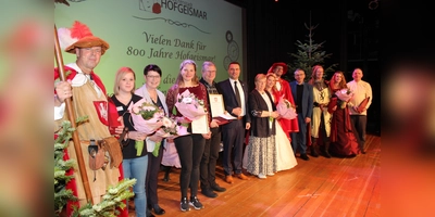 Die Protagonisten des Neujahrsempfang 2023 mit Bürgermeister Torben Busse (6.v.l.), Stadtverordnetenvorsteherin Monika Grebing und Landrat Andreas Siebert (10.v.l.).  (Foto: Inge Seidenstücker)