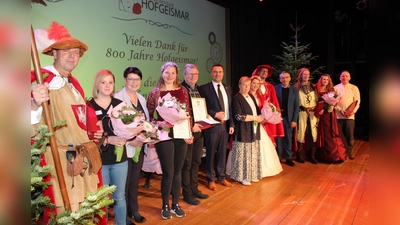 Die Protagonisten des Neujahrsempfang 2023 mit Bürgermeister Torben Busse (6.v.l.), Stadtverordnetenvorsteherin Monika Grebing und Landrat Andreas Siebert (10.v.l.).  (Foto: Inge Seidenstücker)