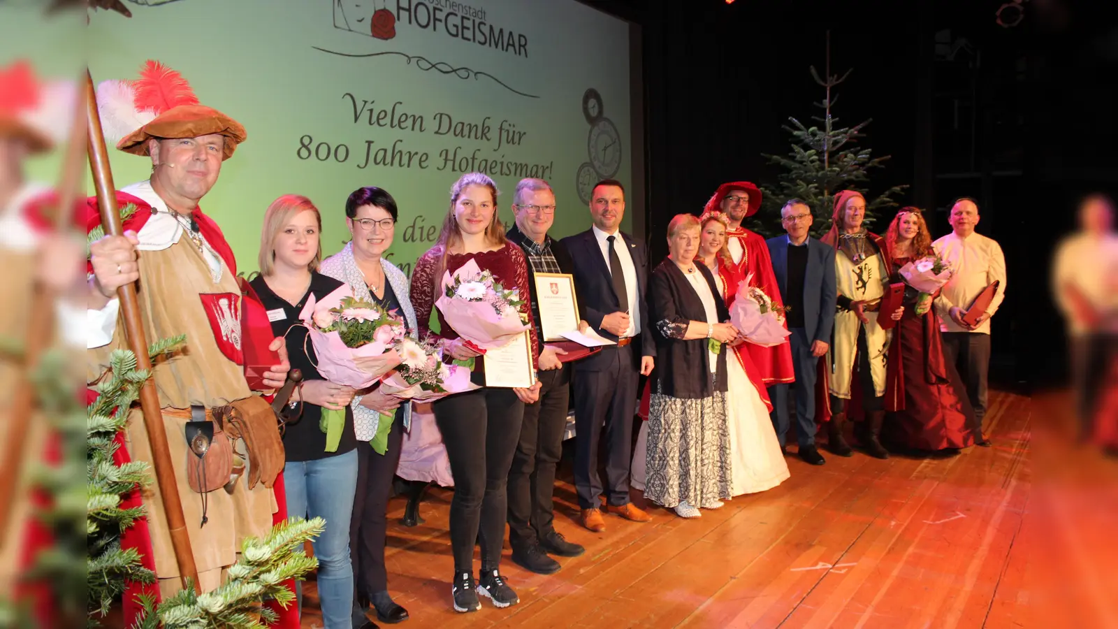 Die Protagonisten des Neujahrsempfang 2023 mit Bürgermeister Torben Busse (6.v.l.), Stadtverordnetenvorsteherin Monika Grebing und Landrat Andreas Siebert (10.v.l.).  (Foto: Inge Seidenstücker)