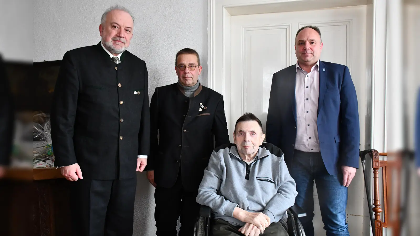 Ludwig Hundertmark (2.v.r.) im Kreis der Gratulanten Harald Meyer (l.), Henning Ohm (2.v.l.) und Landrat Michael Schünemann (r.). (Foto: Peter Drews/Landkreis Holzminden)