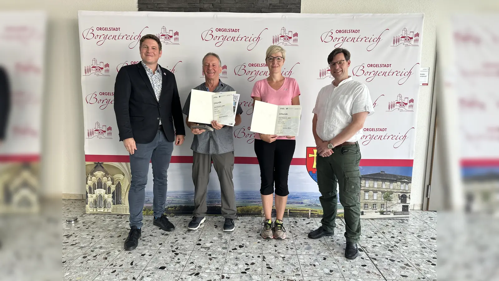 Bürgermeister Nicolas Aisch, Dieter Hartmann, Carmen Micus und Hendrik Rottländer, Klimaschutzmanager. (Foto: Stadt Borgentreich)