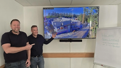 Das Neue Waldbad wächst stetig: Am Stand der Standwerke Warburg informieren Albrecht Schäffer (links: Projektleitung Neues Waldbad) und Thorsten Müller (Bäderbetriebsleitung) über den Baufortschritt.  (Foto: privat)