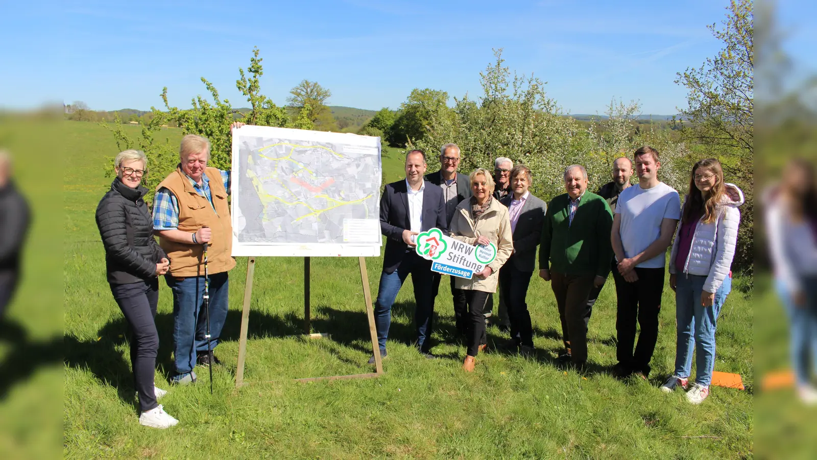 V.l.: Dr. Katrin Weiß (Leiterin der Unteren Naturschutzbehörde des Kreises Höxter), Stephan Lücking (Stiftung Steinheimer Becken), Matthis Unruhe (Vorsitzender der Stiftung Steinheimer Becken), Frank Grawe (Leiter der Landschaftsstation Kreis Höxter), Dr. Ute Röder (Vorstandsmitglied der NRW-Stiftung), Ferdinand Lüking (Vorsitzender Heimatverein Ottenhausen), Christian Langner (Dezernent der Bezirksregierung Detmold im Naturschutz) Heribert Gensicki (Stiftung Steinheimer Becken) Karsten Postert, (stellv. Vors. Heimatverein Ottenhausen) sowie Christian Bruns und Isabel Schriegel. (Foto: Ralf Brakemeier)