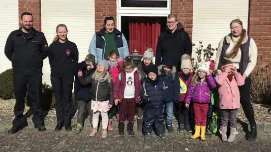 11 Kinder der Kita Pusteblume besuchten die Beverunger Feuerwehr. (Foto: Kita Pusteblume)