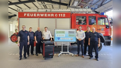 Auf dem Foto sind von links nach rechts zu sehen: der stellvertretende Löschgruppenführer Klaus Dierkes, Thomas Pecher, Marco Wiesmann, Andreas Decker, Markus Vössing, Markus Bartolles und der Löschgruppenführer Ingolf Menke (Foto: FFW)