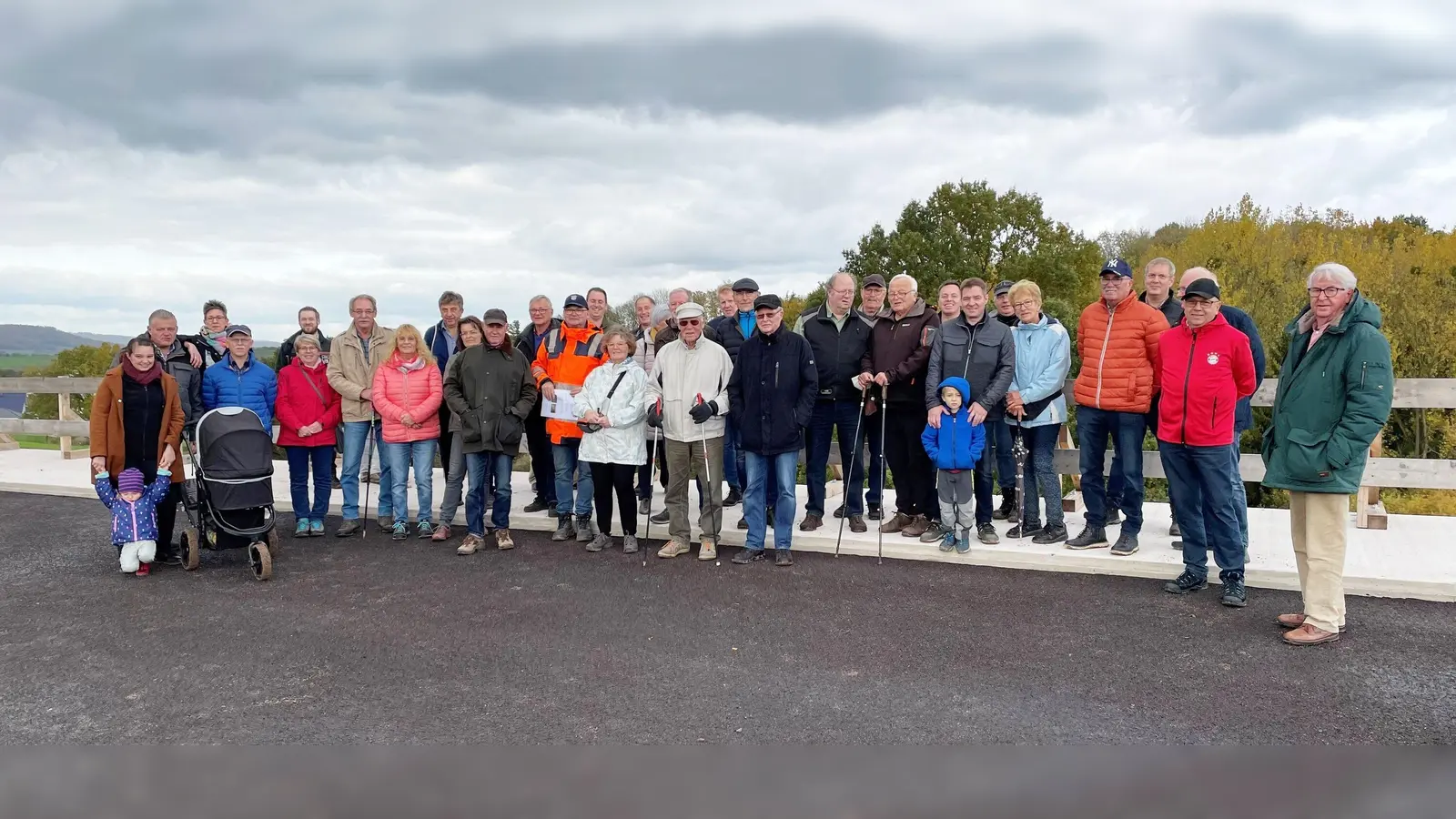 Die Teilnehmer auf der Iliksbachtalbrücke, dem mit 180 Meter Länge und 18 Meter Höhe größter der Bauwerke der Ortsumgehung. (Foto: Foto: privat)